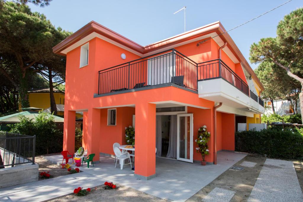 罗索利纳马雷Principesse的橙色的房子设有阳台和桌子
