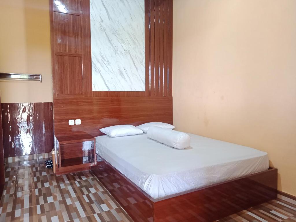 比拉An Nur Homestay Bira Beach的一间小卧室,配有一张带窗户的床
