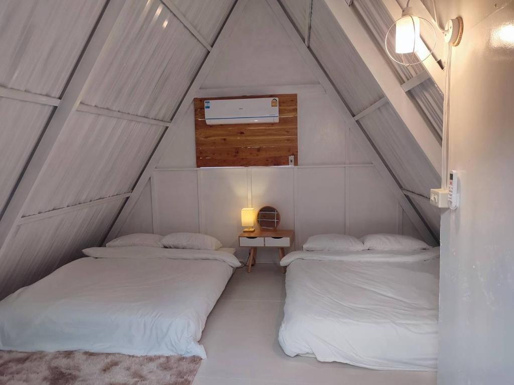 Ban Li KhaiForeste’ Camp的帐篷内带三张床的房间