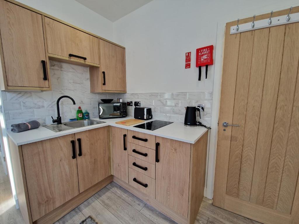 Quakers YardFlat 1, Modern studio apartment, Tynte Hotel, Mountain Ash