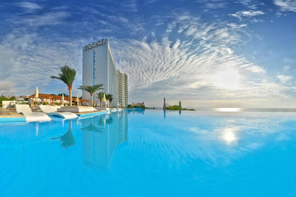 金沙International Hotel Casino & Tower Suites的蓝色游泳池的酒店 ⁇ 染
