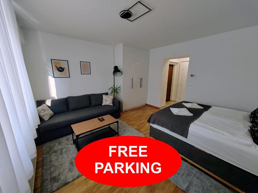 萨格勒布S15 Studio Apartment FREE PARKING的客厅配有床和沙发