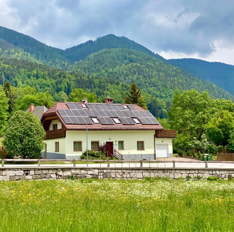 克拉尼斯卡戈拉House Planica的屋顶上设有太阳能电池板的房子