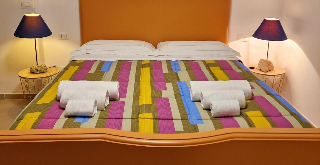 佩斯卡拉Dimora Deva的一张大床,上面有两个枕头,有两个灯