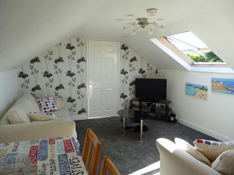 卡姆尔福德Poppy's Place Annex in Camelford North Cornwall的带沙发和电视的客厅