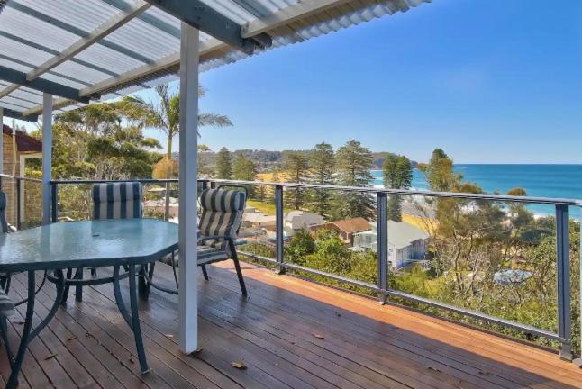 特里格尔Family Beach Retreat in Lovely Terrigal Home的一个带桌椅的海景阳台