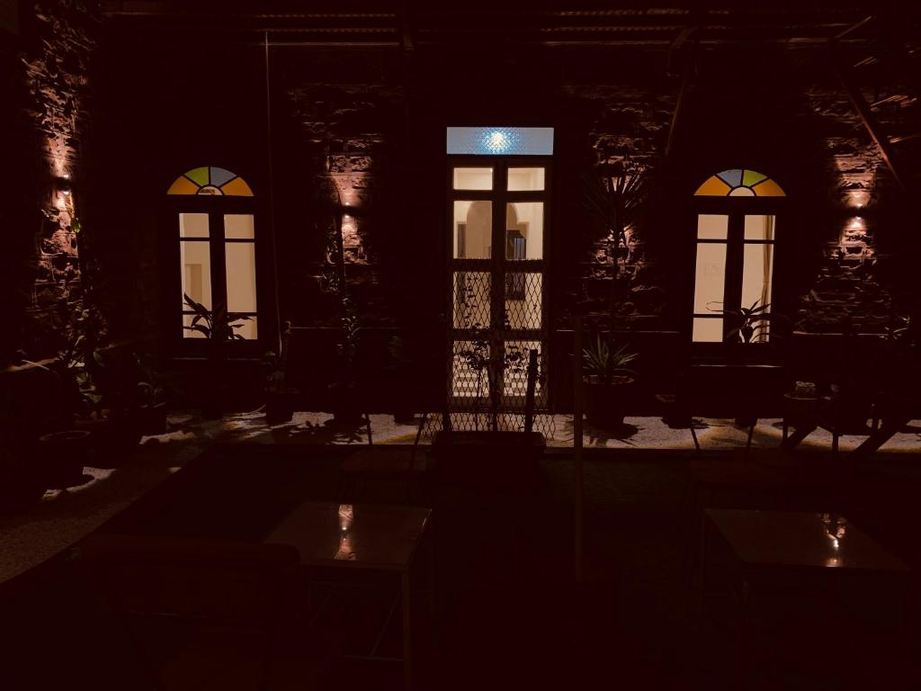 焦特布尔MAGAN NIWAS的黑暗的客房设有窗户和灯光