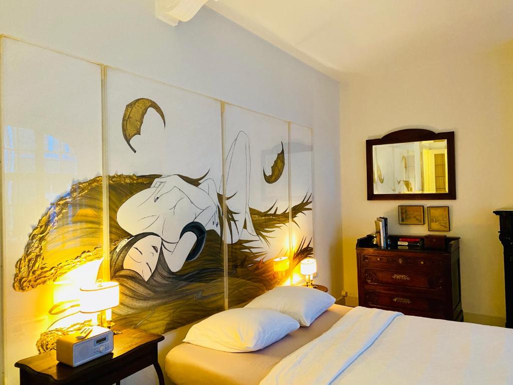迪南Maison Mǔso的一间卧室配有一张壁画床
