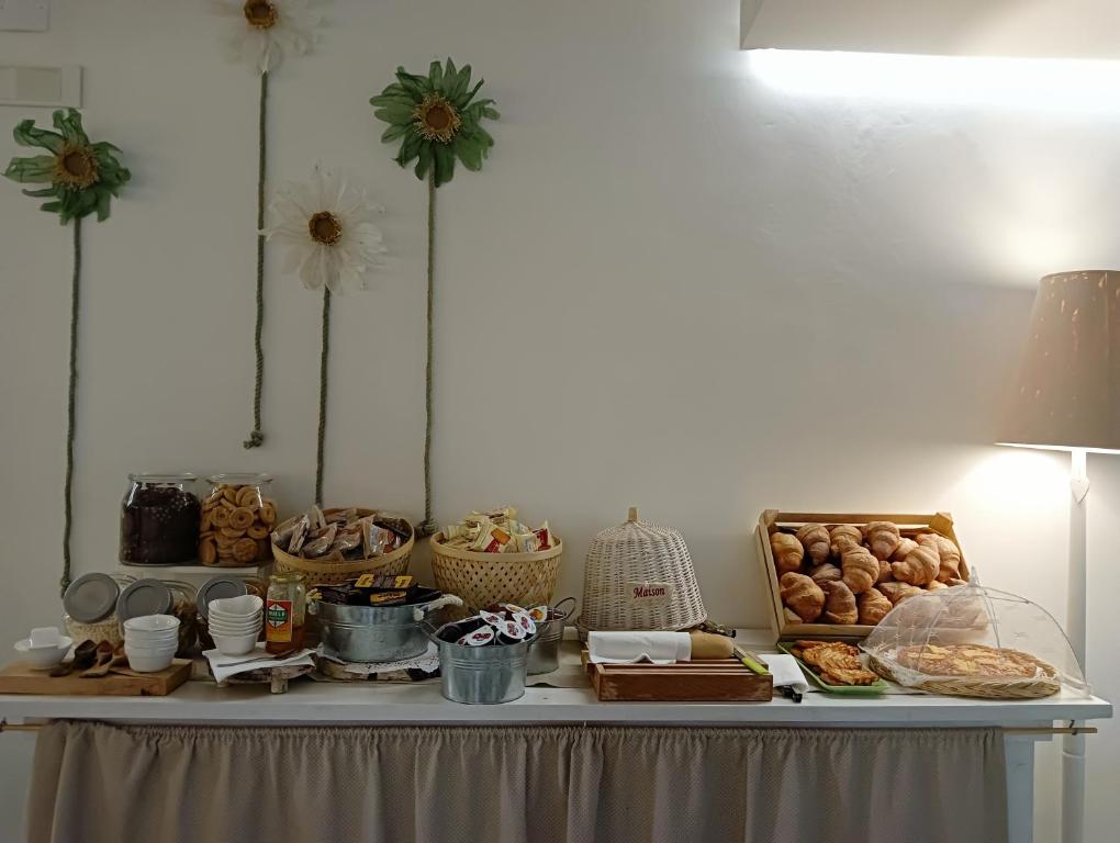 锡尔维玛丽娜Hotel Petit的一张桌子,上面有食物和其他物品