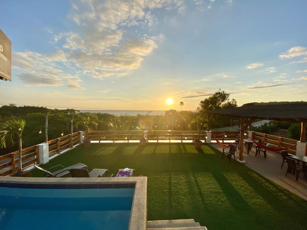蒙塔尼塔Hotel Ummagumma的享有泳池和日落美景