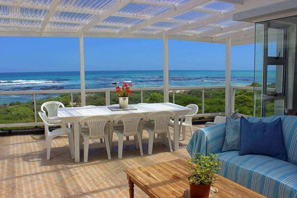 珍珠滩Paradise@Pearly的一间带桌子和沙发的客厅,享有海景。