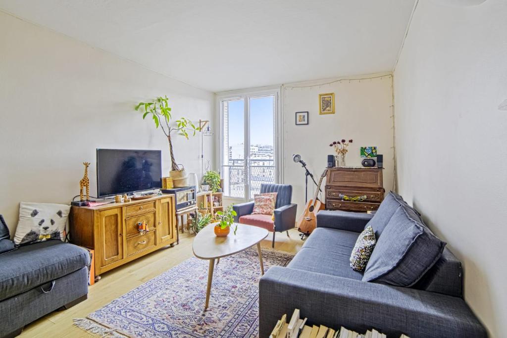 巴黎Charming flat nearby the Ourcq Canal - Paris - Welkeys的客厅配有2张蓝色沙发和电视