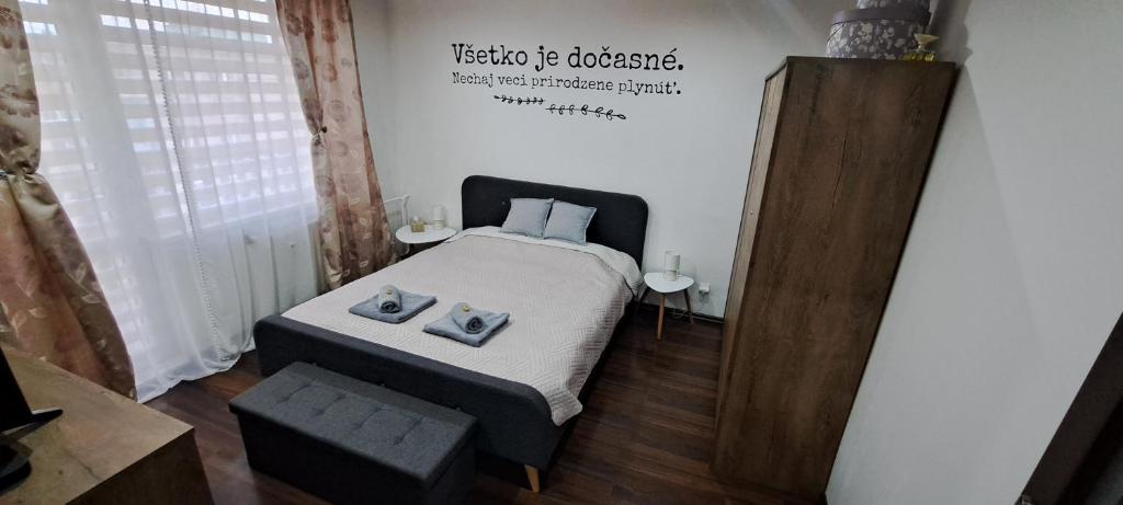 米哈洛夫采Apartmán Zemplín的卧室配有一张床,墙上有标志