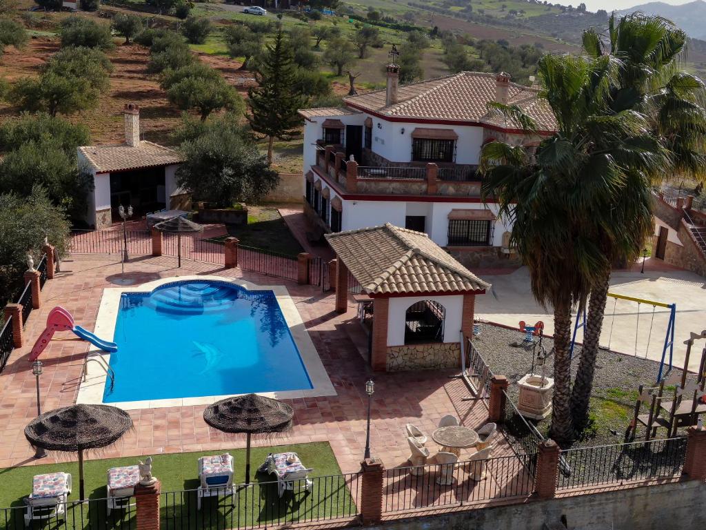阿洛拉Casa Rural Caminito del Rey的享有带游泳池的别墅的空中景致