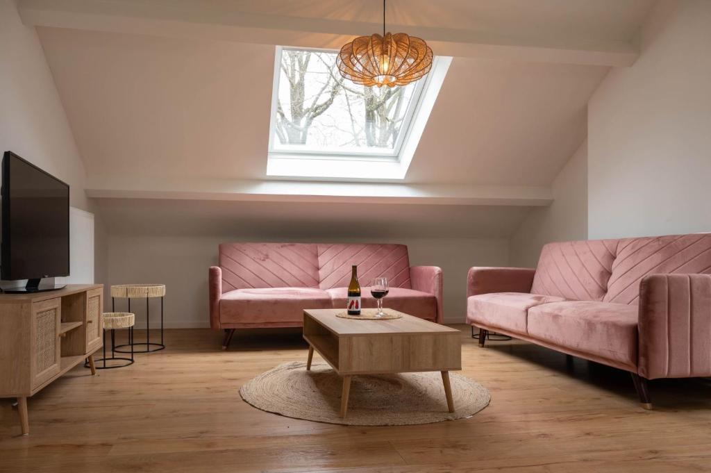 ZelemHuize Nassau的客厅配有粉红色的沙发和电视
