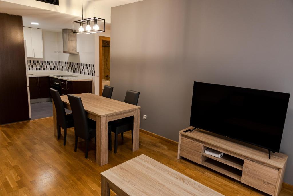 卡斯特利翁-德拉普拉纳Castellon Ribalta Apartments - Parking disponible的客厅设有餐桌和平面电视。