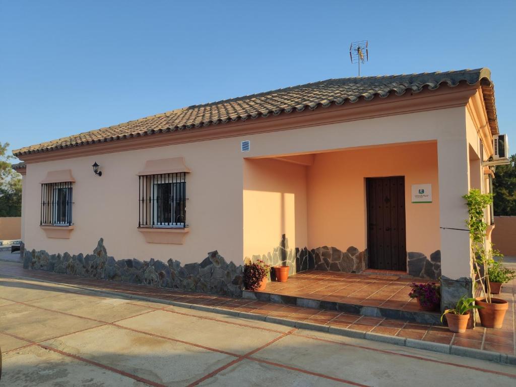 奇克拉纳－德拉弗龙特拉Casa Rural Asgard的白色的小房子,设有木门廊