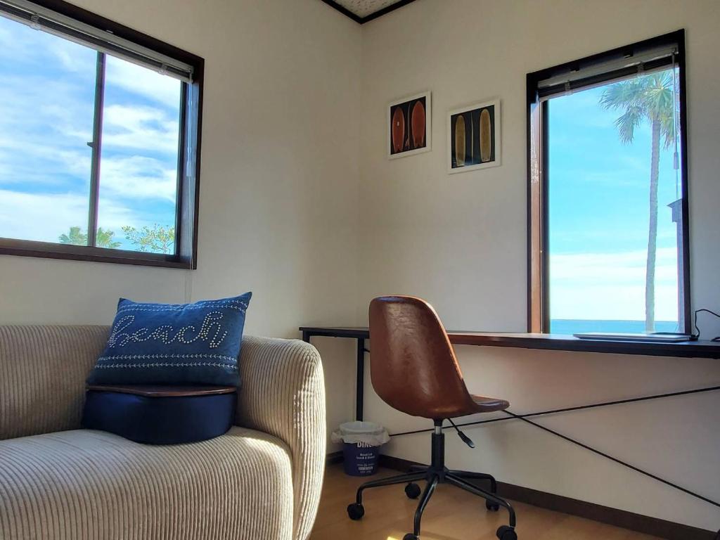 鸭川市Ocean View Kamogawa - Vacation STAY 61073v的客厅配有椅子和书桌