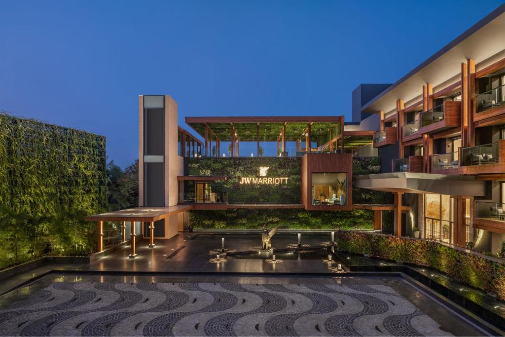 瓦加托JW Marriott Goa的一座建筑前面设有游泳池