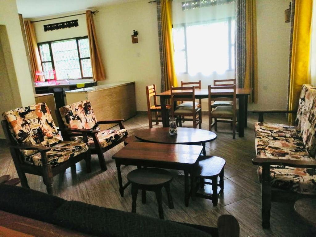 MbaleHome from home的一间带桌椅的客厅和一间餐厅