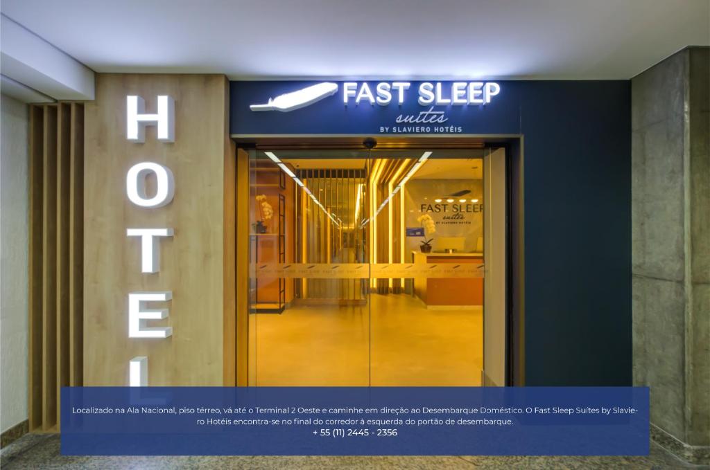 瓜鲁柳斯Fast Sleep Suites by Slaviero Hoteis - Hotel dentro do Aeroporto de Guarulhos - Terminal 2 - desembarque oeste的大楼内快速睡眠酒店的标志