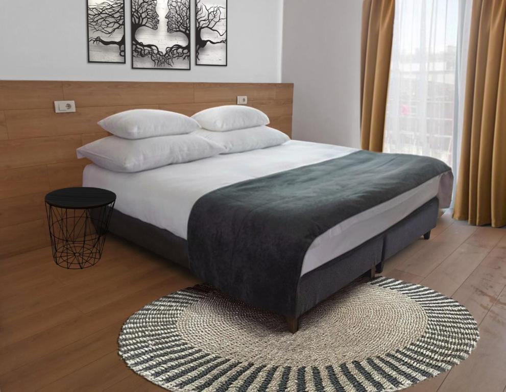 贝尔格莱德BG Exclusive Suites的卧室配有一张带白色床单和枕头的大床。