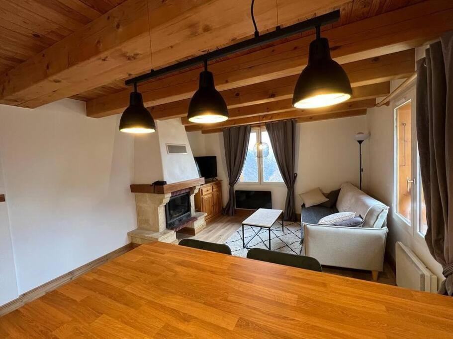 Feissons-sur-SalinsAppart Duplex Chalet plein Sud的客厅配有桌子和沙发