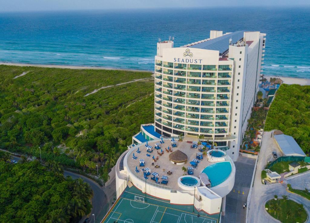坎昆Seadust Cancun Family Resort - All Inclusive的享有度假胜地的海洋美景