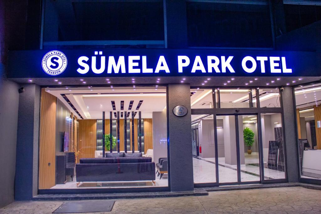 特拉布宗苏梅拉公园酒店的日光公园办公室入口的标志