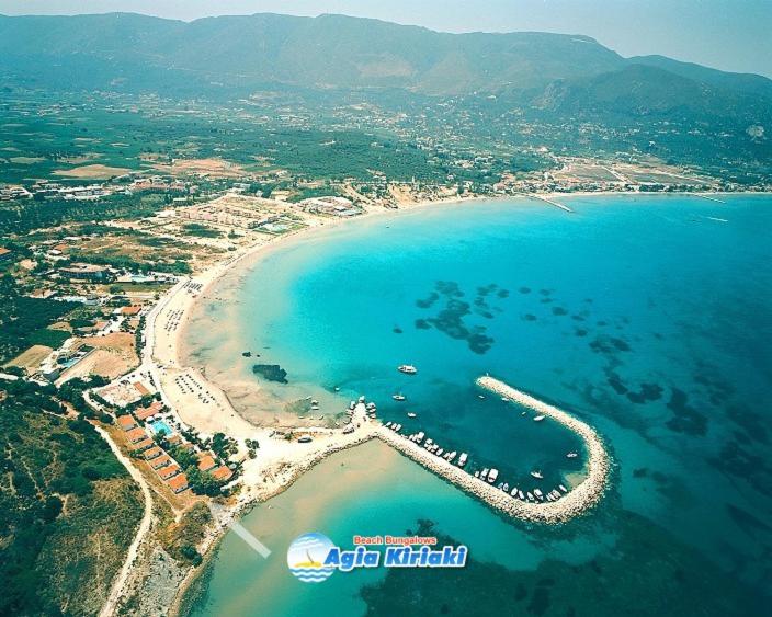 阿利卡纳斯Agia Kiriaki Bungalows的享有蓝色海水海滩的空中景致