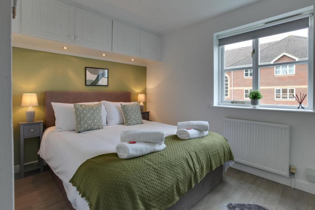 彼索普斯托福Entire home/flat perfect for contractors的一间卧室配有带毛巾的床
