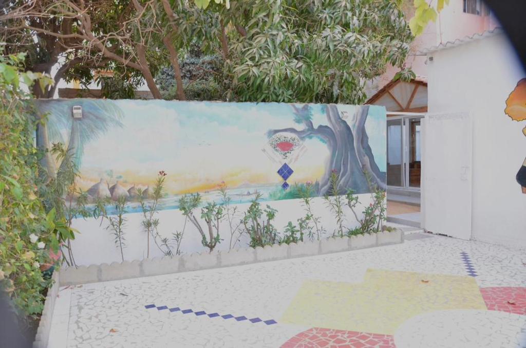 达喀尔Villa Luxueuse à Ouakam的墙上有画