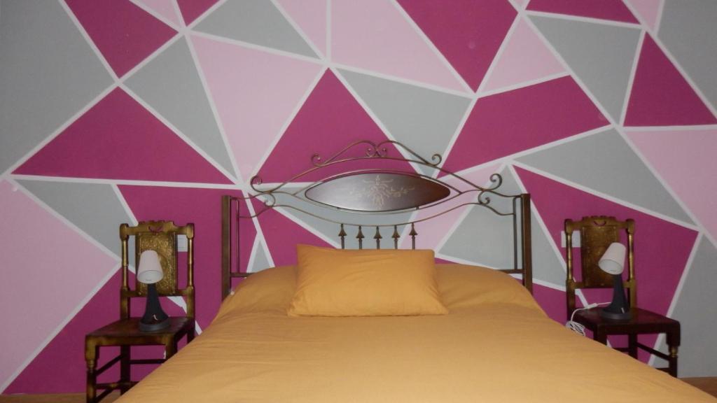 阿卡斯THE QUEEN的卧室配有粉色和白色的墙壁和床