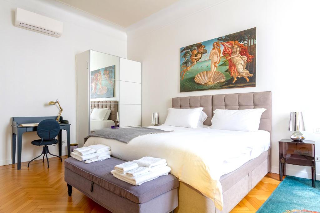米兰B&B Liberty Suite Milan的一间卧室配有一张大床和一张书桌
