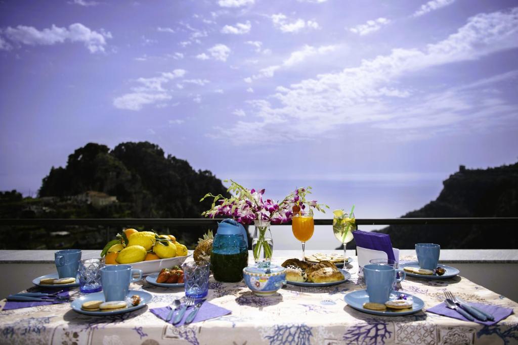 斯卡拉Amalfi Sea View的阳台上的桌子上摆放着食物和饮料
