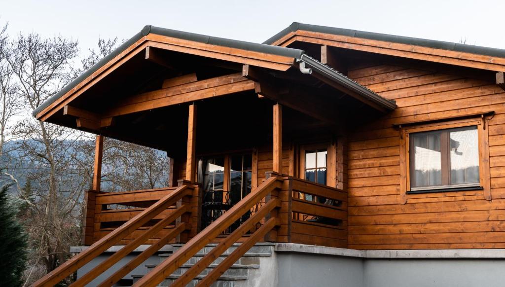 卡尔派尼西翁Riverside Forest Retreat-Chalet的小木屋设有门廊和甲板