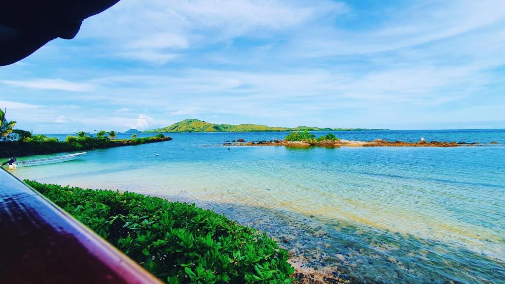 TavewaCoralview Island Resort的享有海岛的水域景色