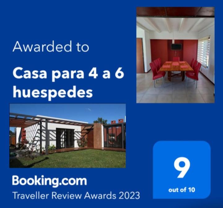 阿肖海Casa para 4 a 6 huespedes的一张桌子和一个房子的照片拼在一起