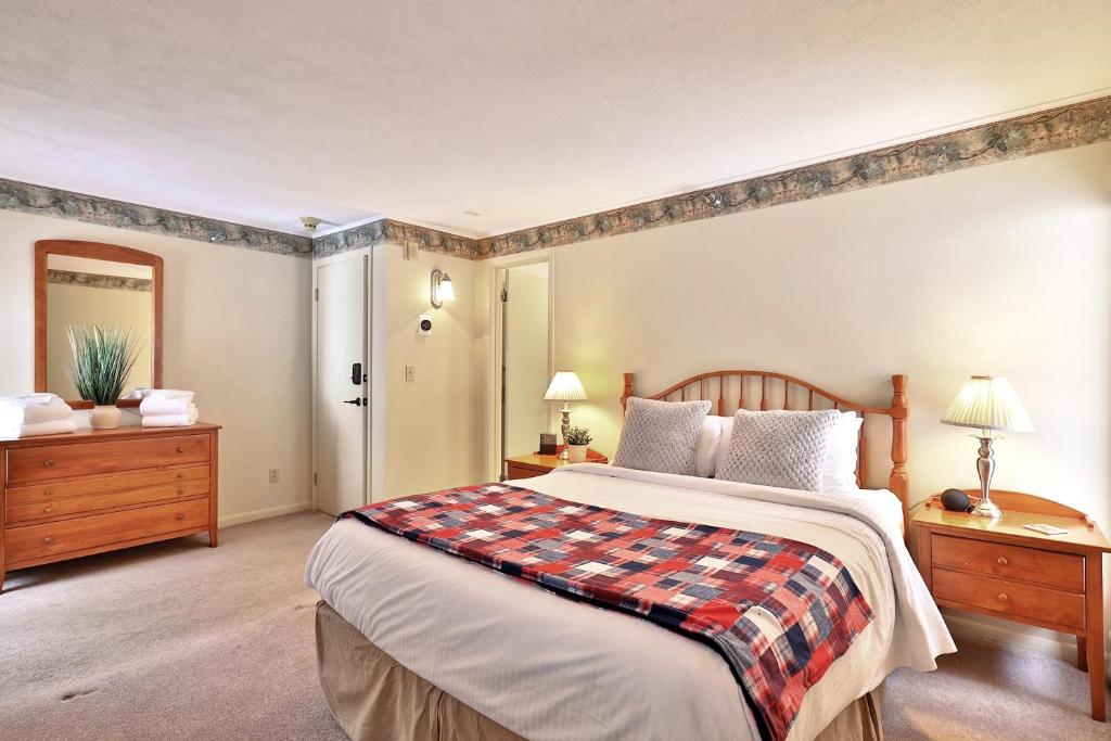 基灵顿One-Bedroom House的一间卧室设有一张大床和两个床头柜