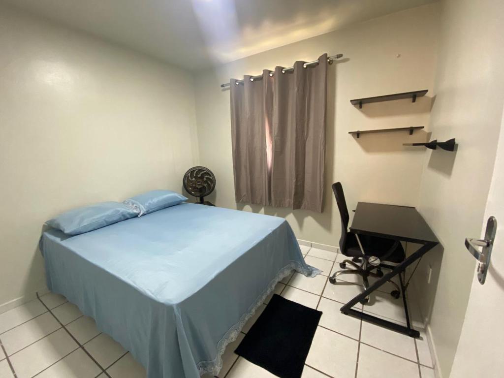 圣路易斯Apto refúgio 301 em São Luís/MA (inteiro)的一间小卧室,配有一张床和一张书桌