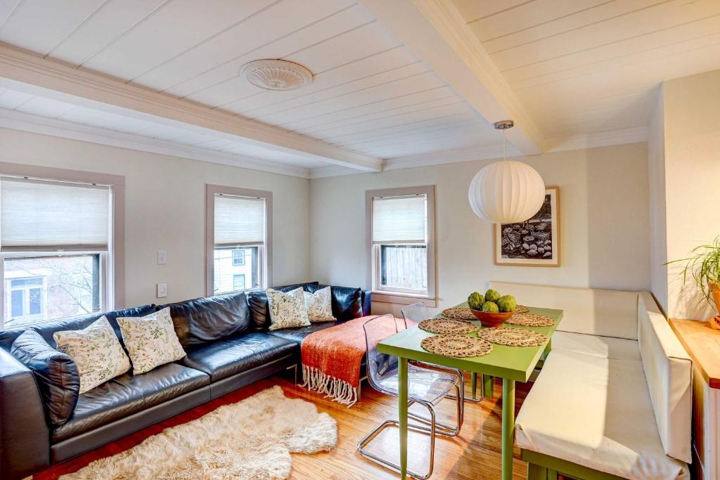 索格蒂斯Saugerties Home 3 Decks and Hudson River View的客厅配有黑色真皮沙发和桌子