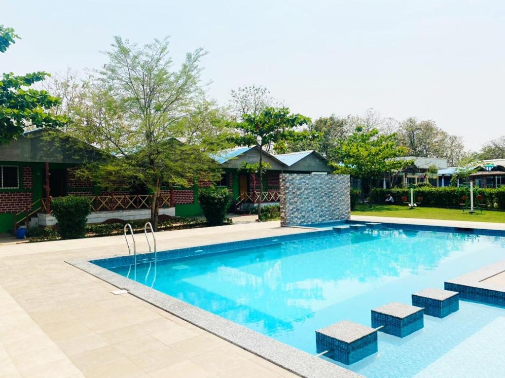 MansarLighthouse Waterpark and Resort的庭院里的一个蓝色海水游泳池