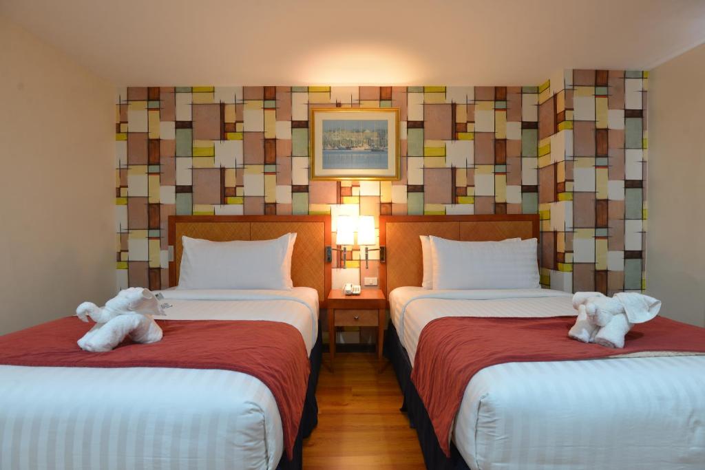 皇家套房公寓酒店客房内的一张或多张床位