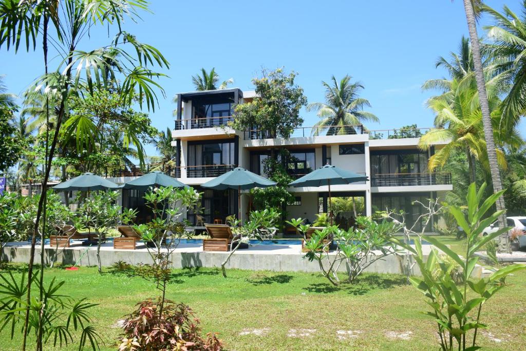本托塔Mango Tree Villa Bentota的享有酒店花园的景致。