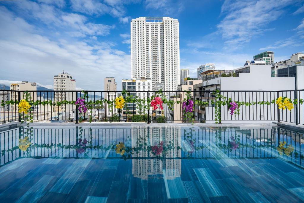 岘港Samatha Apartment & Hotel的一座城市天际线的游泳池