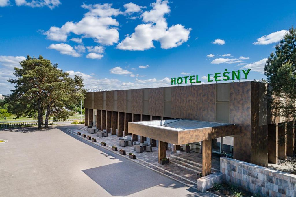 比亚韦斯托克莱斯尼酒店的一座有标志的建筑,上面写着酒店所在位置的标志