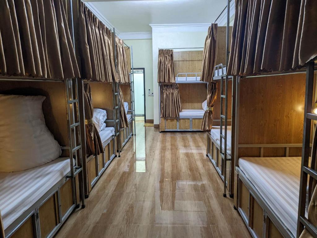 宁平Train Station Backpackers Hostel的客房铺有木地板,配有双层床。