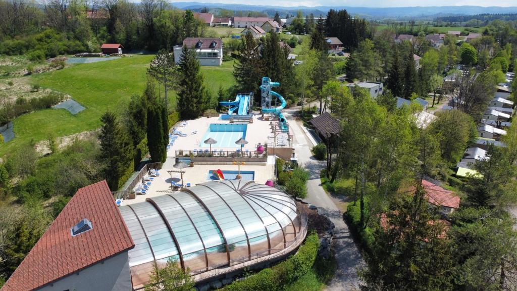 Patornaycamping Le moulin的享有带游泳池的游乐园的空中景致