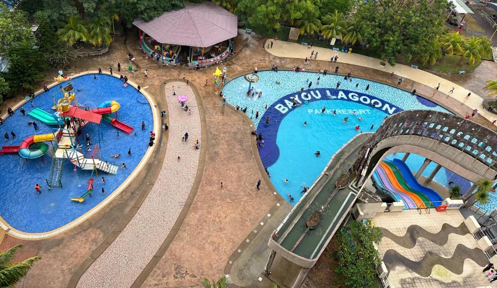 马六甲Taman Air Lagoon Resort at A921, unlimited waterpark access, Melaka的水上公园空中景观及水滑梯