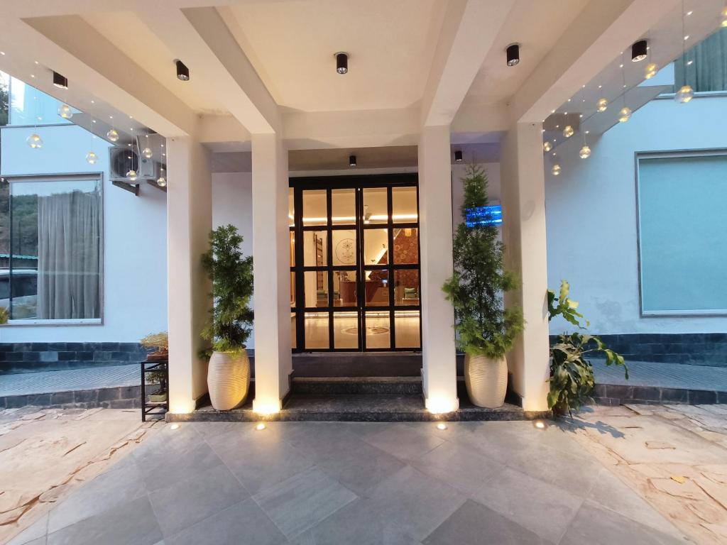 德拉敦Ataraxia Crestmont Resort & Spa的大堂,有门,有盆栽植物